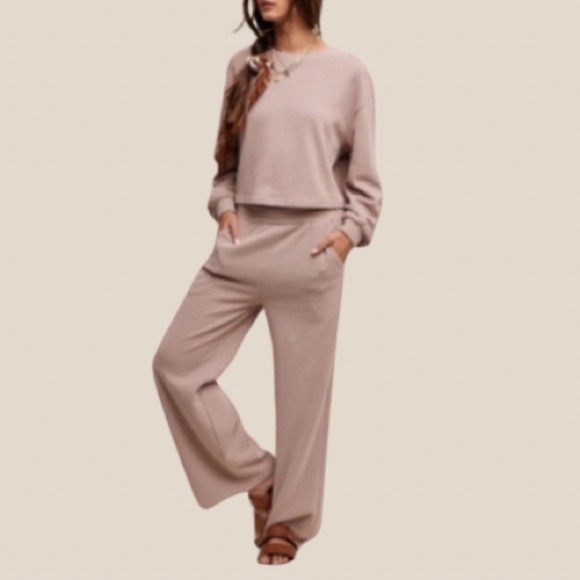 New in Knit Cropped Sweatshirt Top and Wide Leg Pants Athleisure Lounge Set - Picture 3 of 7